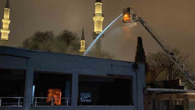 Fatih’te 3 Katlı Metruk Bina Alev Alev Yandı