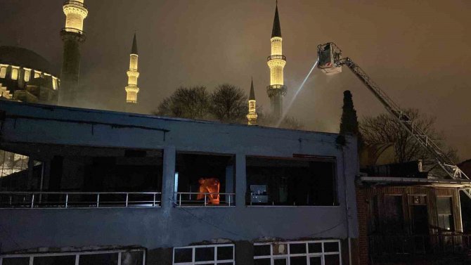Fatih’te 3 Katlı Metruk Bina Alev Alev Yandı