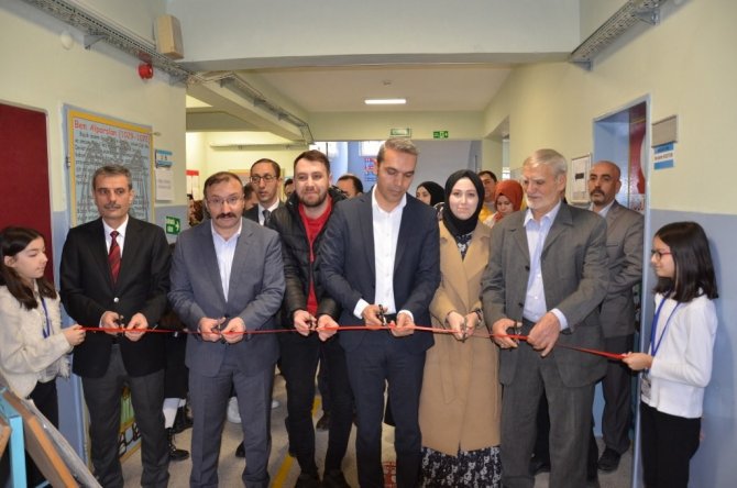 Gazi Emet İ̇lkokulu’nda Sıfır Atık Kütüphanesi Ve Matematik Koridoru Açıldı