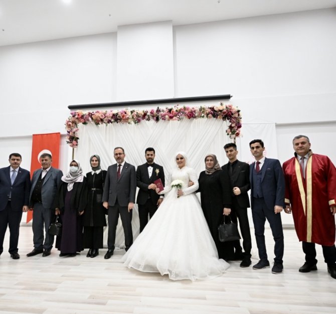 Bakan Kasapoğlu Depremzede Çiftin Nikah Şahidi Oldu