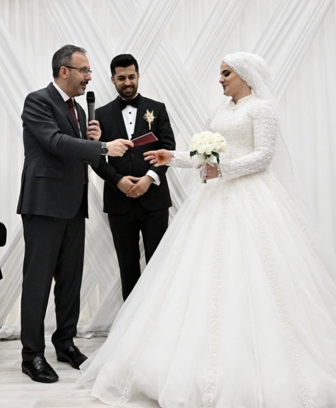 Bakan Kasapoğlu Depremzede Çiftin Nikah Şahidi Oldu