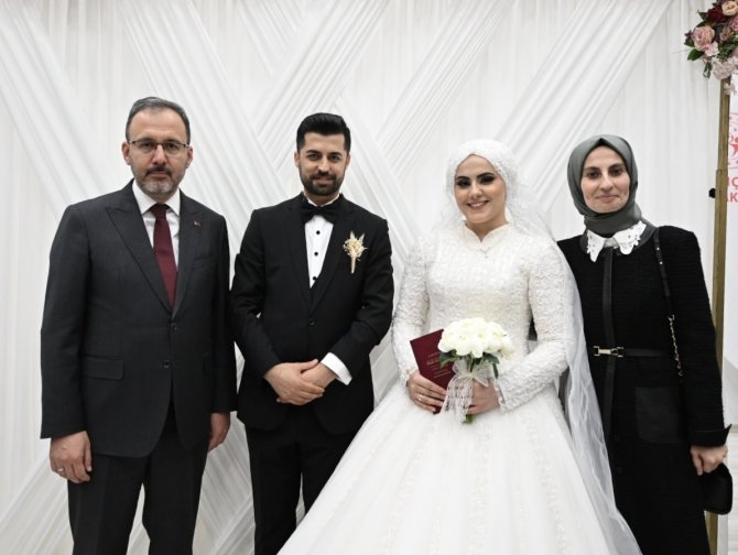 Bakan Kasapoğlu Depremzede Çiftin Nikah Şahidi Oldu