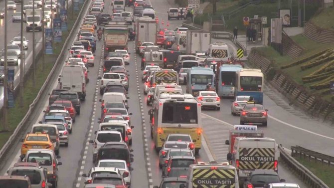 İ̇stanbul’da Trafik Yoğunluğu Yüzde 70’e Ulaştı