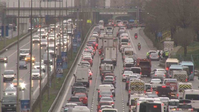 İ̇stanbul’da Trafik Yoğunluğu Yüzde 70’e Ulaştı