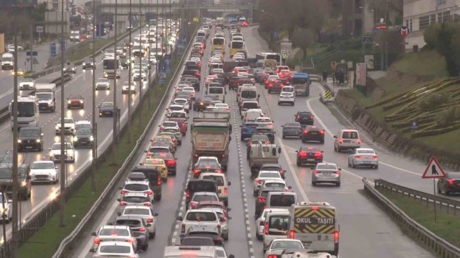 İ̇stanbul’da Trafik Yoğunluğu Yüzde 70’e Ulaştı