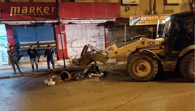 Siirt Belediyesi, Hatay’da Temizlik Ve İlaçlama Çalışmalarına Destek Veriyor