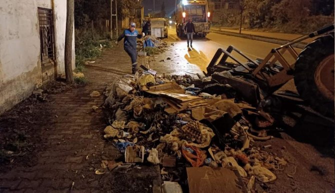 Siirt Belediyesi, Hatay’da Temizlik Ve İlaçlama Çalışmalarına Destek Veriyor