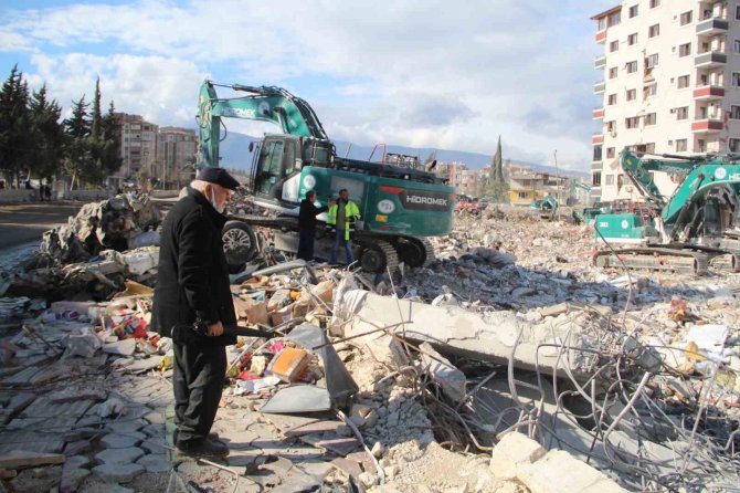 Enkazda Hatıra Arayan Yaşlı Adam: "Şu Enkazla, Ben De Enkaz Oluyorum"