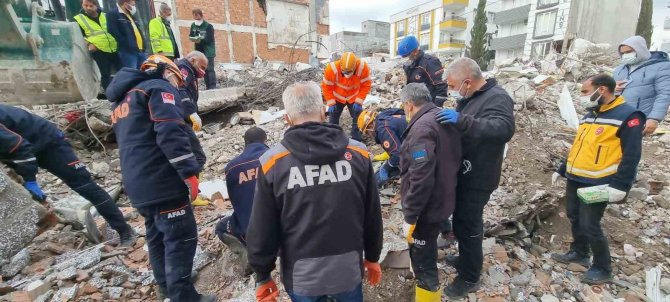 40 Gün Sonra Enkazdan Bir Kişinin Cansız Bedeni Çıkarıldı