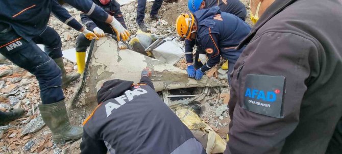 40 Gün Sonra Enkazdan Bir Kişinin Cansız Bedeni Çıkarıldı
