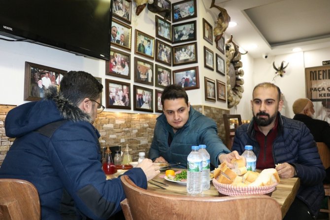 Ödüllü Paçacı Deprem Sonrası Dükkanını Açtı, Depremzedelere Hizmet Veriyor