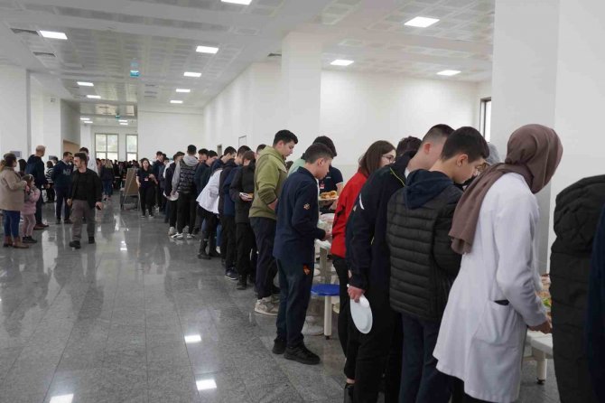 Veliler El Emekleriyle Yaptı, Öğrenciler Depremzedeler İçin Satıyor