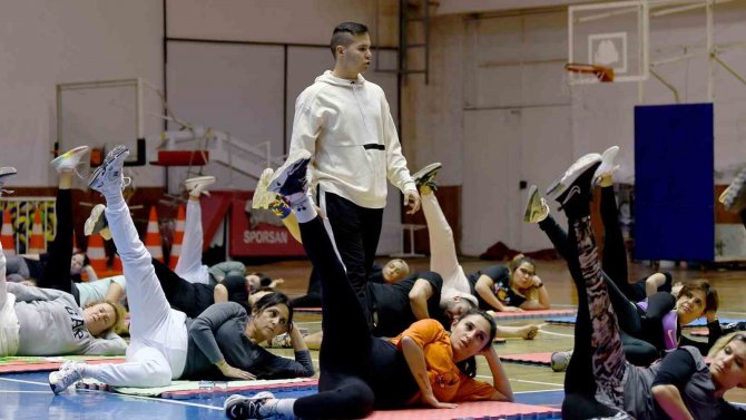 Kuşadası Belediyesi’nden Kadınlar İçin Pilates Dersi