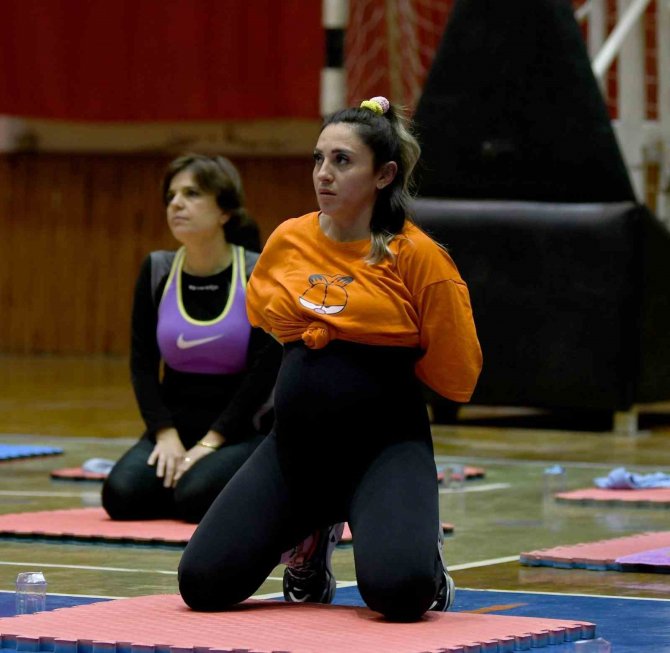 Kuşadası Belediyesi’nden Kadınlar İçin Pilates Dersi