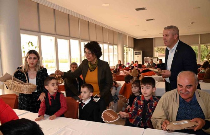 Küçükler Ve Büyüklerden "Geçmişten Geleceğe" Defilesi