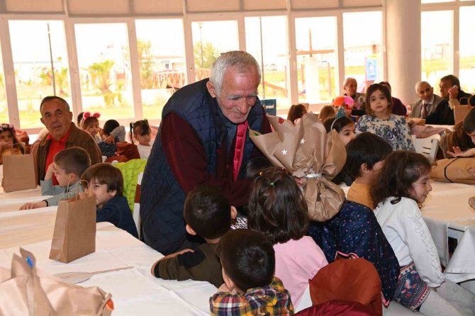 Küçükler Ve Büyüklerden "Geçmişten Geleceğe" Defilesi