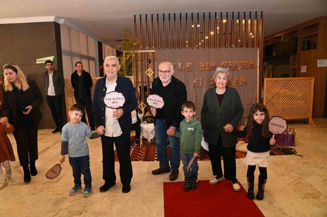 Küçükler Ve Büyüklerden "Geçmişten Geleceğe" Defilesi