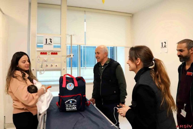 Akdeniz’de 5 Bin 352 Aileye ’Hoş Geldin Bebek’ Çantası Ulaştı
