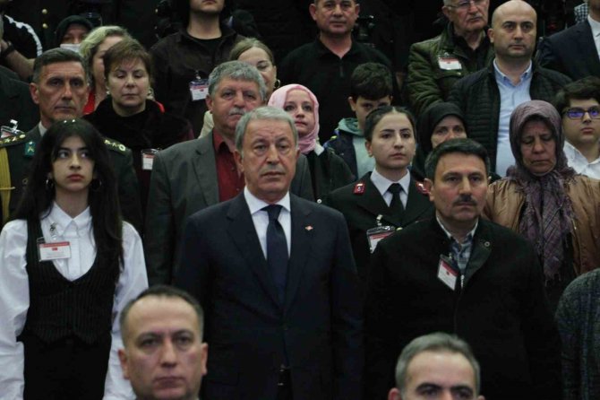 Bakan Akar: "Pkk/ypg Destekçileri, Teröristlere Helikopter Vererek Bir Kez Daha Suçüstü Yakalanmışlardır”