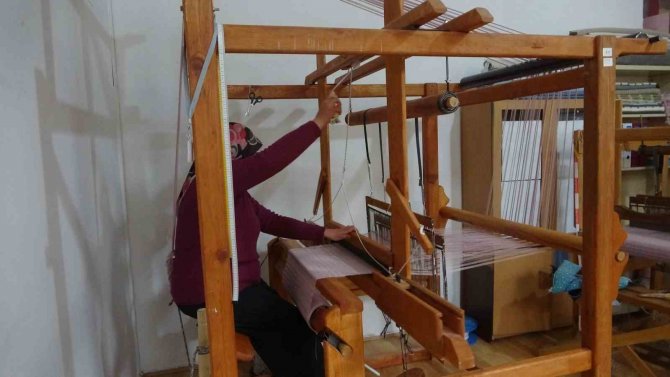 Meslek Lisesinde Üretildi, Muğlalı Kadınlar Dokudu
