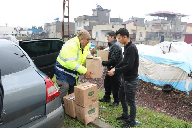 Gönüllü Öğretmen, Depremzedelerin Yaralarının Sarılmasına Destek Oluyor