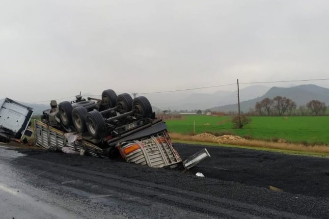 Nallıhan Ankara Yolunda Tır Şarampole Devrildi: 1 Yaralı