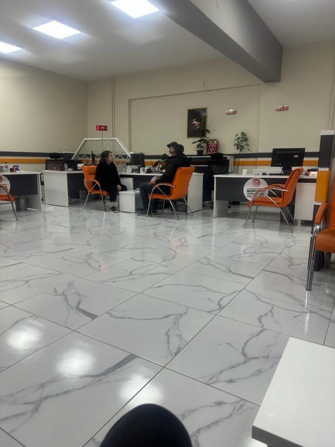 Van’da Vatandaşlar Nüfus Müdürlüklerine Akın Etti