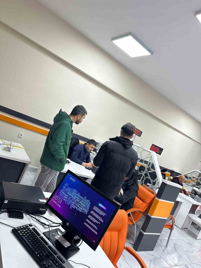 Van’da Vatandaşlar Nüfus Müdürlüklerine Akın Etti