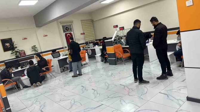 Van’da Vatandaşlar Nüfus Müdürlüklerine Akın Etti