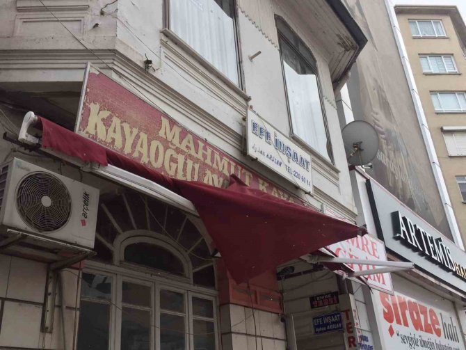 Aynı Kamyon 3 Gün İçerisinde 2 Kez Aynı Tenteye Çarptı