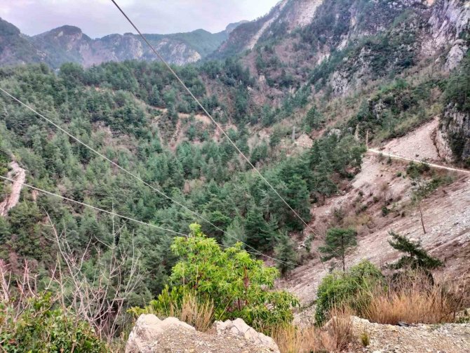 Osmaniye’de Artçı Depremler Sonrası Köy Yolu Kapandı