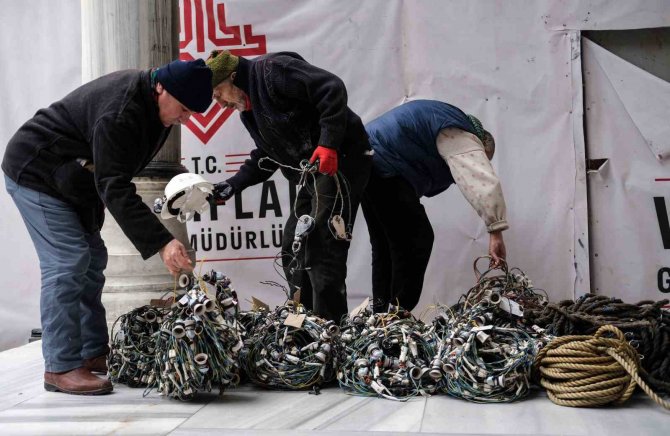 Ramazan Ayının Simgesi Mahyalar Camileri Süslemeye Başladı