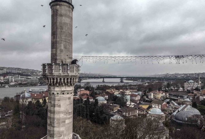 Ramazan Ayının Simgesi Mahyalar Camileri Süslemeye Başladı