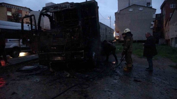 Pendik’te Kamyonun Alev Alev Yandığı Anlar Kamerada