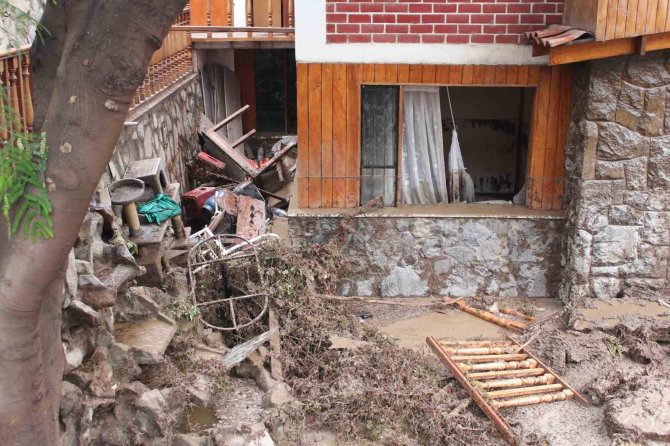 Peru’da Taşan Nehir Evi Yerle Bir Etti