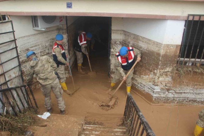 Mehmetçiğin Sel Bölgesindeki Mesaisi Devam Ediyor