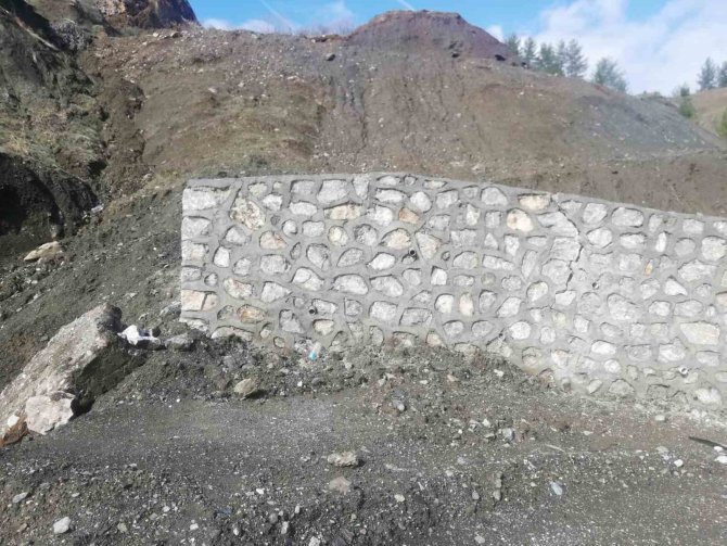 Siirt’te İstinat Duvarı Çöktü