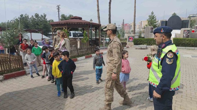 Siirt’te Mehmetçik Tarafından Öğrencilere Gösteri Ve Tanıtım Yapıldı