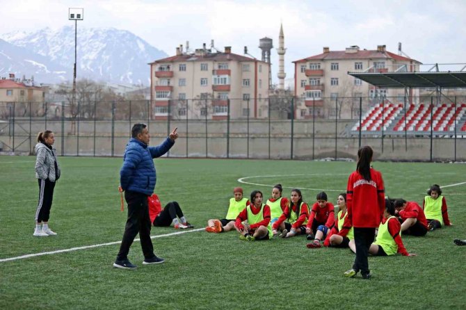 Van Büyükşehir Kadın Futbol Takımı Yeni Sezona Hazır