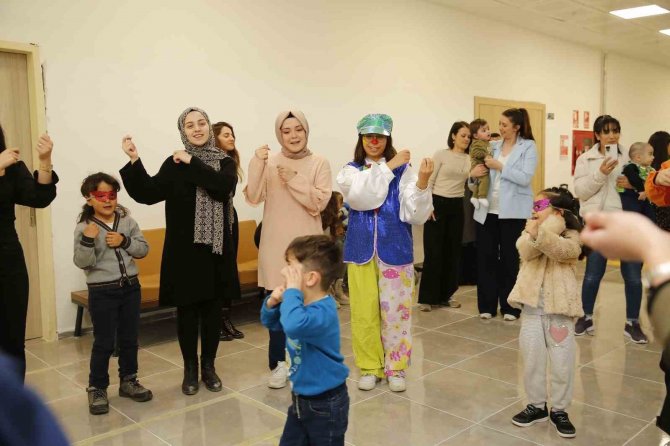 Üniversitesi Öğrencileri Depremden Etkilenen Çocuklarla Oyun Şenliğinde Buluştu