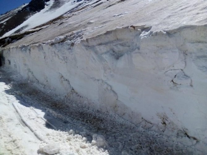 Başkale’de 5 Metreyi Bulan Karda Zorlu Yol Açma Çalışması