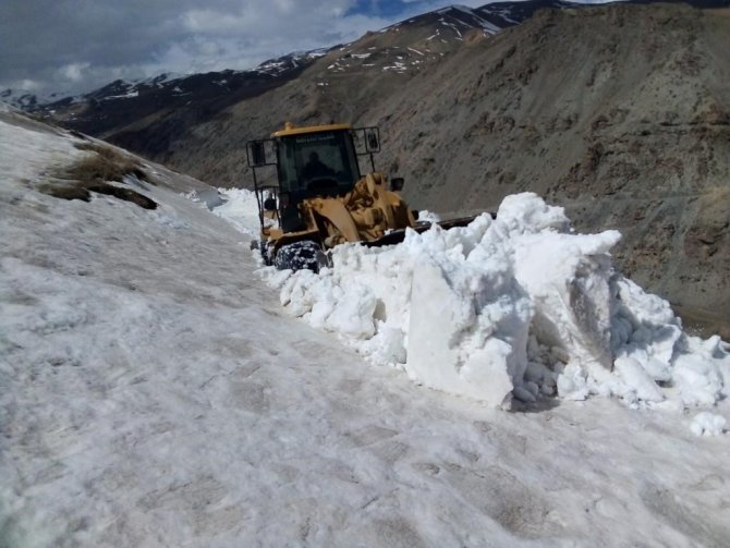 Başkale’de 5 Metreyi Bulan Karda Zorlu Yol Açma Çalışması