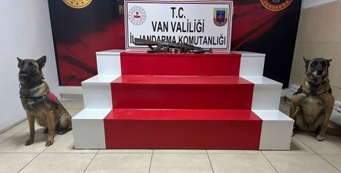 Van’da Toprağa Gömülü Silah Ve Mühimmat Bulundu