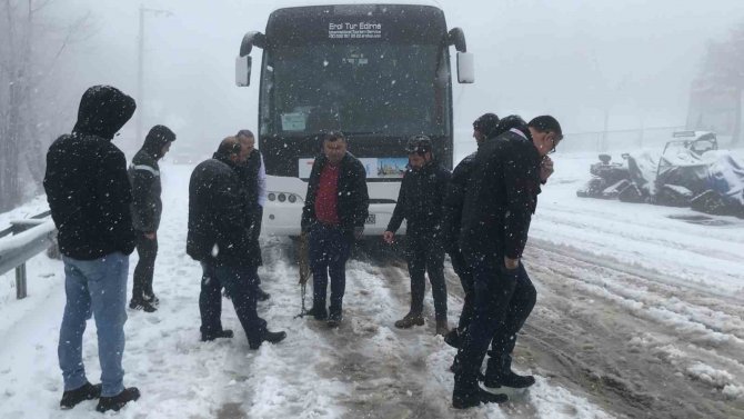 Kartepe’de Kar Aniden Bastırınca Araçlar Zirveye Çıkamadı