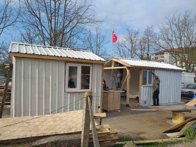 Muhtarların Kurduğu Ekip İle Konteyner Ev Yapıp Deprem Bölgesine Gönderdi