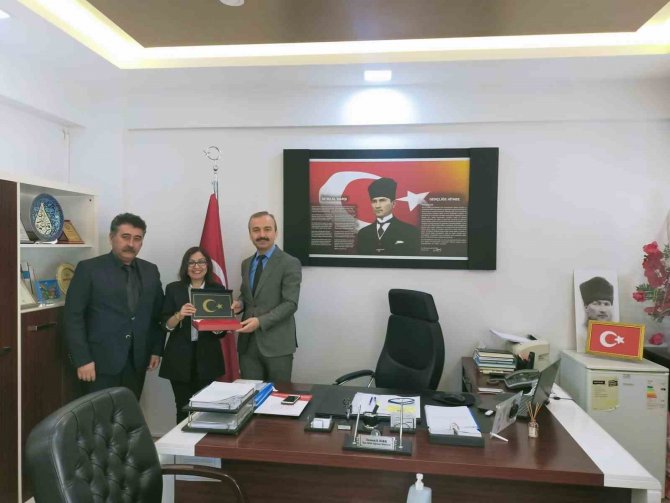 ’Kutsal Emanet’ Projesiyle Türk Bayrağını Teslim Ettiler