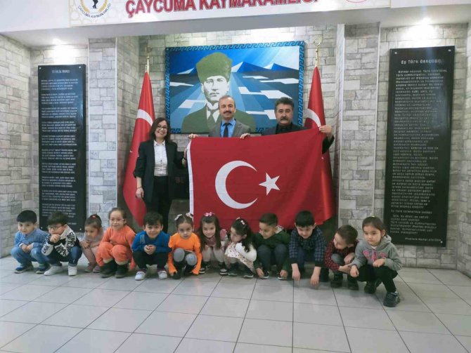 ’Kutsal Emanet’ Projesiyle Türk Bayrağını Teslim Ettiler