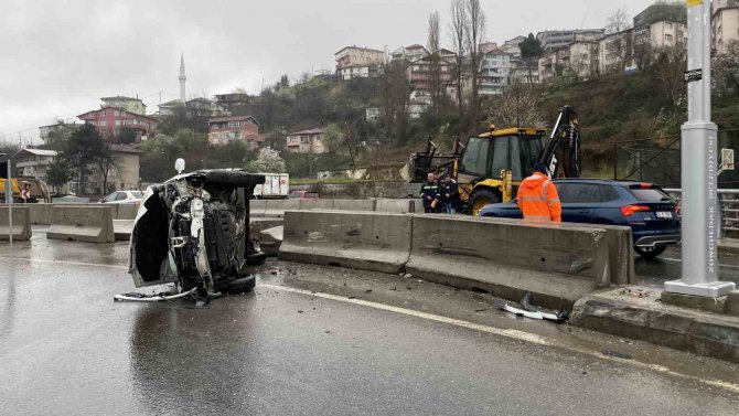 Refüje Çarpan Araç Takla Attı: 1 Yaralı