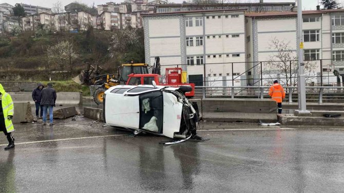 Refüje Çarpan Araç Takla Attı: 1 Yaralı
