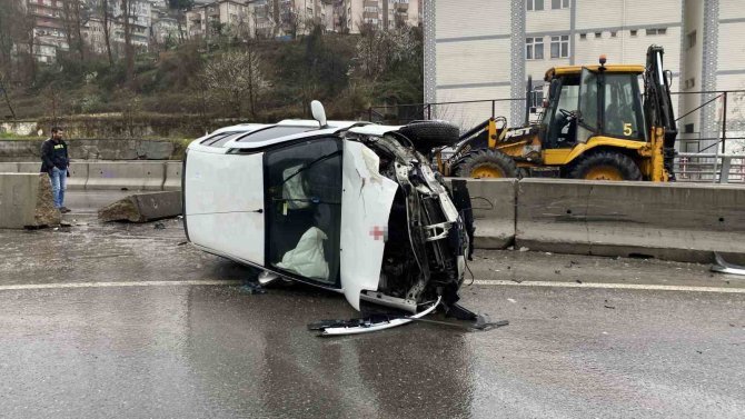 Refüje Çarpan Araç Takla Attı: 1 Yaralı
